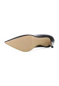 Scarpa nera con tacco alto e punta affusolata, in pelle liscia. Il tacco è un sottile stiletto. La suola è beige con un motivo testurizzato.