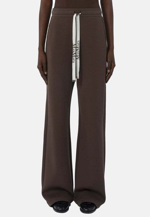 Pantaloni marroni a gamba larga con coulisse bianca con la scritta "Max Mara", indossati con scarpe nere, mostrati dalla vita ai piedi su sfondo semplice.