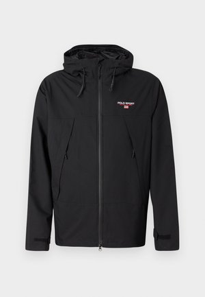 Schwarze Outdoor-Jacke mit Reißverschluss vorne, verstellbarem Kapuzenzug, zwei Fronttaschen und "POLO SPORT"-Logo auf der linken oberen Brust.