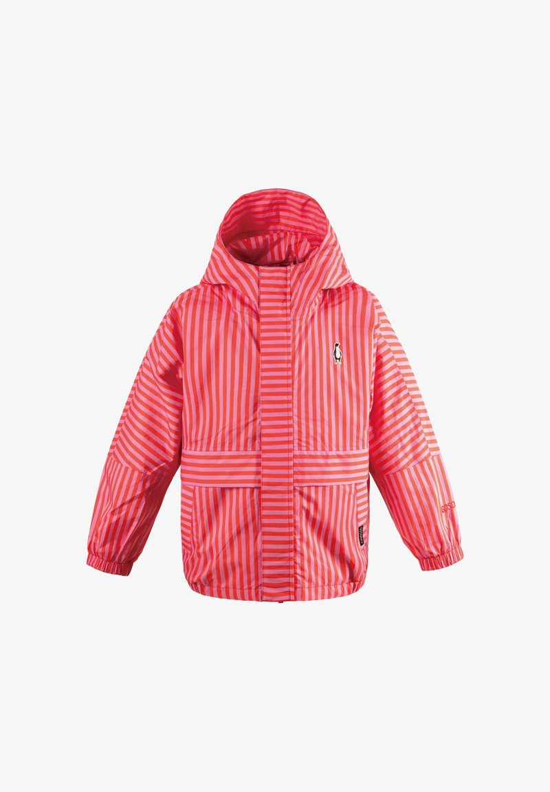Giacca impermeabile con cappuccio per bambini, a righe verticali rosse e rosa, polsini elasticizzati, cerniera frontale coperta da una patta e piccolo logo di un pinguino sul petto.