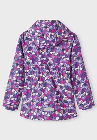 Lila Regenjacke mit einem Herzmuster in verschiedenen Schattierungen. Sie hat eine Kapuze, elastische Bündchen und einen Kordelzug in der Taille zur Anpassung.