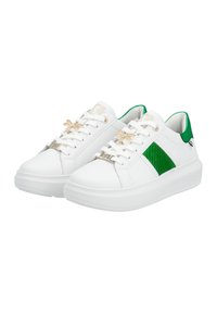 Baskets en cuir blanc avec des accents verts, panneau latéral texturé, bout rond et matériel en forme de libellule dorée. Semelle blanche épaisse.
