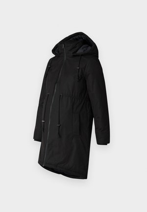 Crna izolirana parka s kapuljačom, prednjim zatvaranjem na patentni zatvarač, strukom na vezanje i bočnim džepovima. Glatka tekstura s mat završnom obradom.