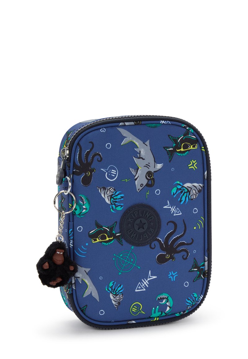 Pochette rettangolare blu navy con grafiche di animali acquatici, che presenta squali e polipi. Include un portachiavi a forma di scimmia nera.