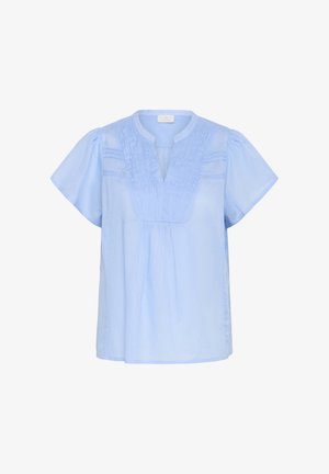 Ljusblå blus med korta ärmar, V-ringning, plisserade detaljer och delikat sömnad. Tillverkad av mjukt, lätt tyg.