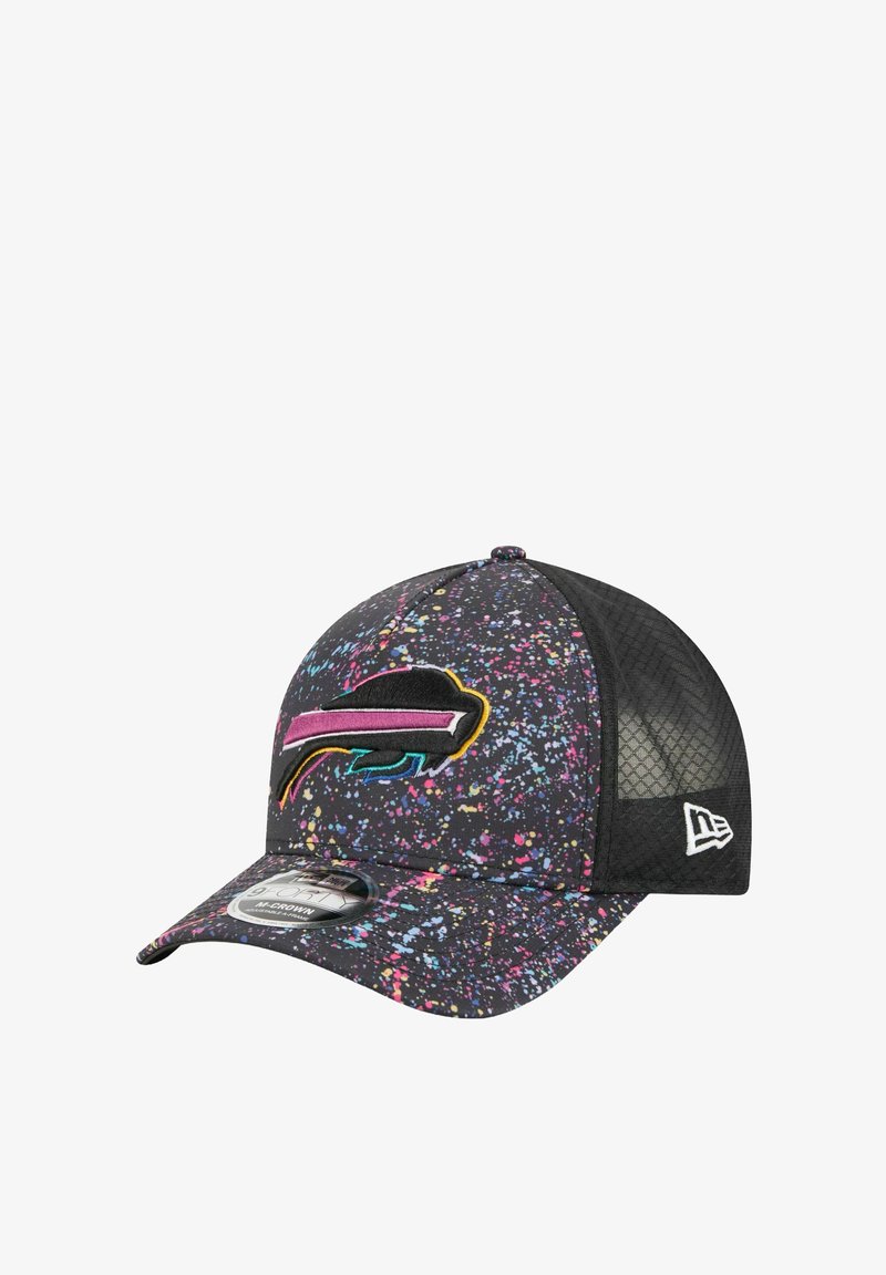 Schwarze Kappe mit einem farbenfrohen Spritzer-Muster, ausgestattet mit einem erhöhten gestickten Logo und Mesh-Seiten für Atmungsaktivität. Flaches Schirm-Design.