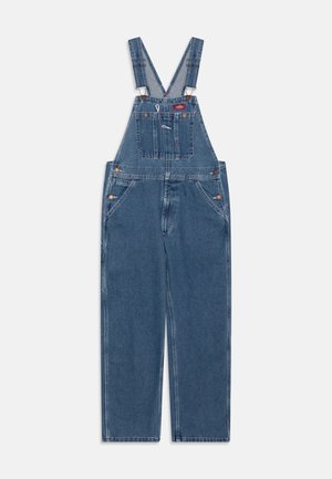 Jeansblaue Latzhose mit verstellbaren Schulterriemen, vorderer Brusttasche, seitlichen Knöpfen und weiten, geraden Beinen.