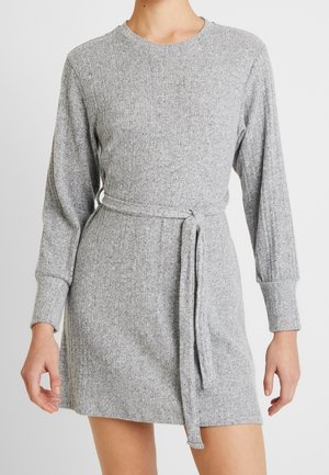Robe grise côtelée avec des manches longues et une taille ceinturée, fabriquée en matériau tricot doux, présente un col rond et une texture subtile.