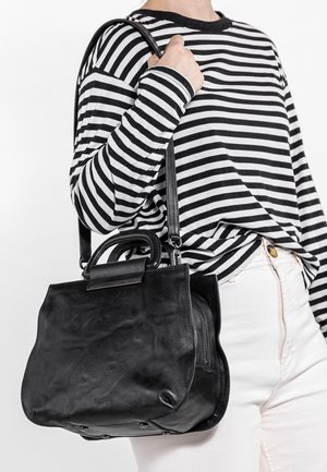 Borsa a mano in pelle nera con una forma strutturata, dotata di un manico corto e di una tracolla lunga e regolabile. Texture liscia e design minimalista.