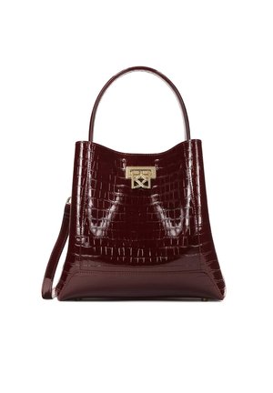 Sac à main bordeaux foncé, brillant, à texture crocodile, avec une seule poignée supérieure, une bandoulière latérale ajustable et une fermeture géométrique dorée.