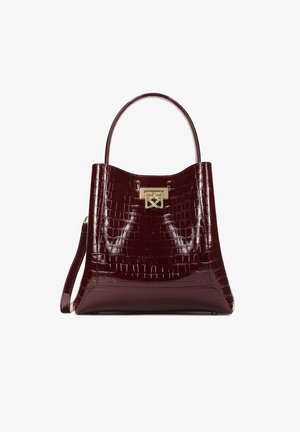 Bolso de mano de color burdeos oscuro, de textura brillante imitación cocodrilo, con un asa superior única, una correa lateral ajustable y un cierre geométrico en tono dorado.