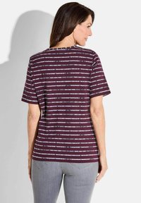 Bordeaux gestreiftes T-Shirt mit kurzen Ärmeln, das ein strukturiertes Muster aus weißen horizontalen Linien aufweist. Rundhalsausschnitt, legere Passform.