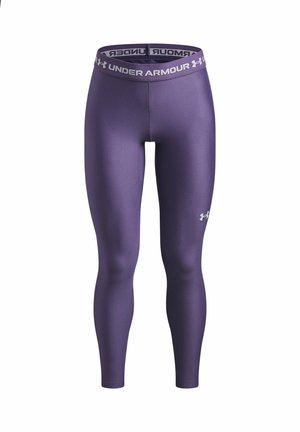 Fioletowe legginsy kompresyjne Under Armour z oznakowanym paskiem i logo na prawej udzie, pokazane od przodu.