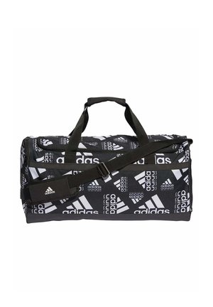 Borsa da viaggio Adidas in bianco e nero con diversi loghi, dotata di doppi manici e tracolla regolabile con una sezione imbottita.