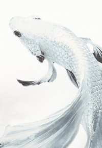 Poisson koi blanc avec des écailles détaillées et des nageoires fluides nageant sur un fond clair, mettant en valeur son mouvement gracieux et sa texture.