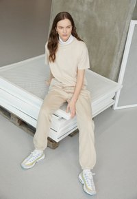 Não selecionado, sanddrift/white