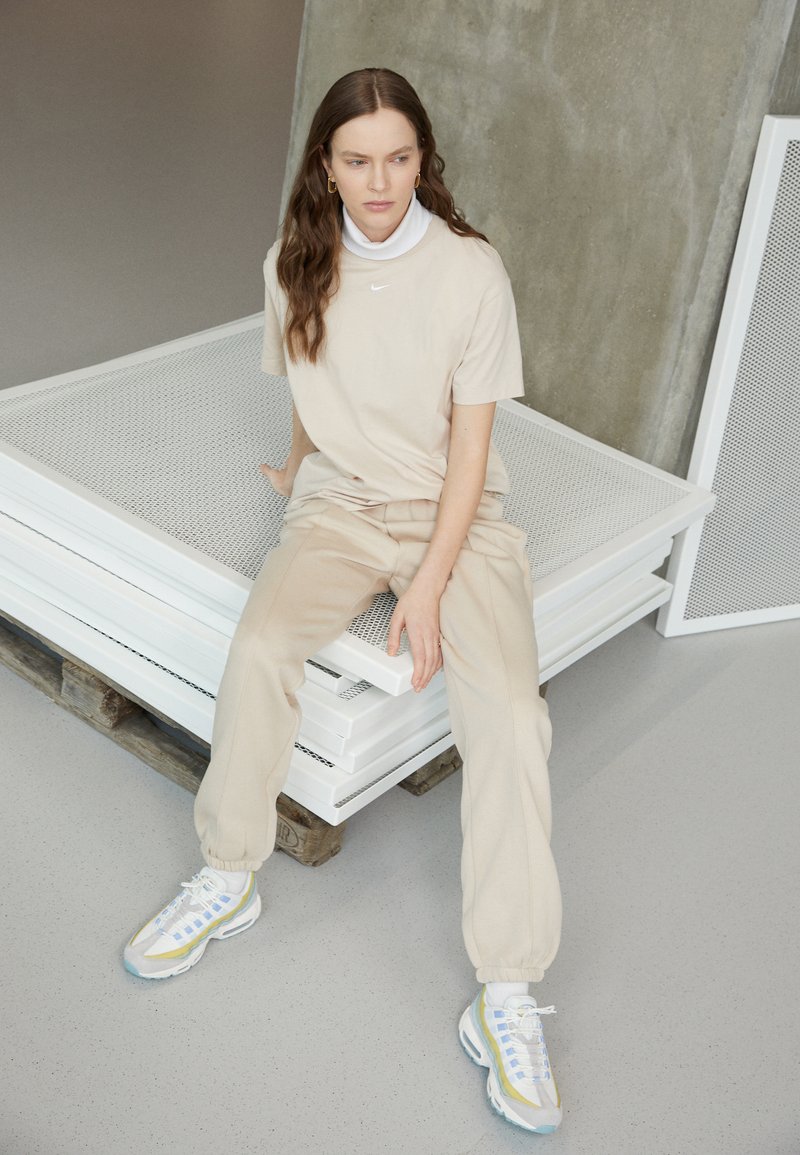 Nike Sportswear W NSW ESSNTL PANT FLC TREND - Calças de fato de treino - sanddrift/white