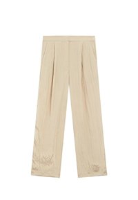 Beige, wijde broek met plooien; gemaakt van een gemêleerde stof met een subtiele glans; rechte zoom; geen zichtbare zakken of versieringen.