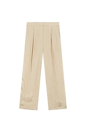Beige, vida byxor med veck; tillverkade av ett texturerat tyg med en subtil glans; rak fåll; inga synliga fickor eller dekorationer.