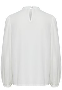 Hvid bluse med høj hals, lange puffærmer, knaplukning bagpå og en glat, let stofstruktur.