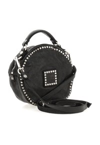 Borsa rotonda in pelle nera con borchie d'argento lungo il bordo, un pannello quadrato piatto sulla parte anteriore e una tracolla staccabile.