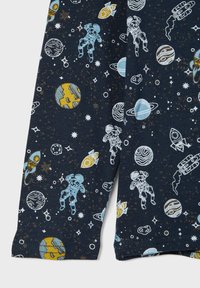 Dunkelblauer Baumwollstoff mit einem Weltraumthema, das Astronauten, Planeten, Raketen und Sterne in Hellblau, Gelb und Weiß zeigt.