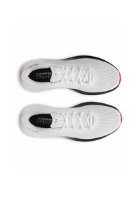 Witte sport schoenen met een bovenwerk van mesh, veters, zwarte zool en een rode accent op de neus. Voorzien van "COMFORT DELUXE SYSTEM" branding aan de binnenkant.