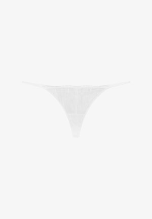 Weißer Tanga aus transparenter Stoff mit strukturiertem Design, dünnen Seitenträgern und minimalistischem Schnitt. Keine sichtbaren Beschläge.