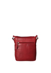 Borsa a tracolla rossa in pelle con patta pieghevole, cuciture decorative, una tasca frontale con zip e tracolla regolabile. Texture liscia.