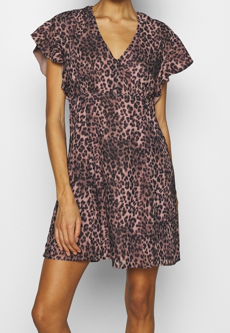 Vestido de estampado de leopardo en tejido suave y texturizado, con escote en V y mangas de volantes, con un corte holgado y longitud por encima de la rodilla.