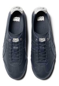 Granatowe sneakersy wykonane z gładkiej skóry z teksturowanymi akcentami, z okrągłym czubkiem, sznurowanym przodem i odblaskową zakładką na pięcie.