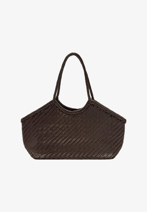 Ciemnobrązowa pleciona torebka z dwoma plecionymi uchwytami i szeroką, lekko trapezową podstawą na białym tle.