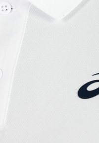 Witte polo t-shirt van een gestructureerde stof, met een platte kraag en een marineblauw logo op de linkerborst. Detail van een knoopsluiting met twee knopen zichtbaar.