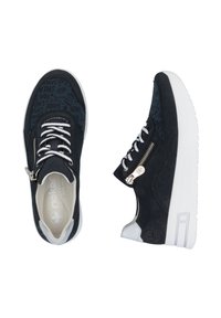 Baskets en suède noir avec des lacets blancs, détails de fermeture éclair en argent et logo. Présente une semelle intérieure à motif sombre et une semelle extérieure blanche texturée.