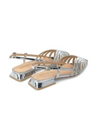 Sandale argintii cu toc bloc, cu un design cu bretele și un finisaj lucios. Talpa este de culoare bej, cu o marcaj subtil în interior.