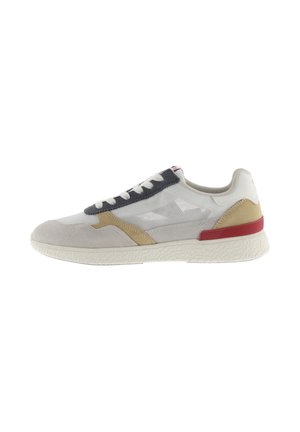 Zapato con una combinación de ante gris claro, blanco y beige, con una parte superior de malla, cordones gris oscuro y una suela blanca texturizada con acentos rojos.