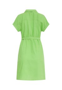 Grünes Leinenkleid mit einem kragenlosen Hals, kurzen gerollten Ärmeln und einem taillierten Bund. Glatte Textur und oberschenkellang.
