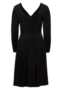Robe noire plissée avec manches longues, col en V et un effet scintillant texturé. Présente un corsage ajusté et une jupe fluide.
