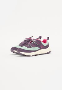 Lilla og mintgrønne sneakers med mesh-overdel, borrelåsremmer og lyserøde accenter. Tykk hvid såle med teksturert gummiyttersåle.