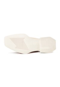 Semelle d'une chaussure couleur crème avec un bout carré et des motifs texturés pour la traction au niveau du talon et de l'avant-pied.