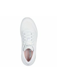 Scarpa da ginnastica bianca con tomaia in mesh traspirante, punta rotonda, suola testurizzata e design leggero. Presenta lacci e colletto imbottito.