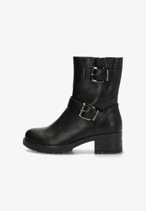 Bota de cuero negro hasta el tobillo con puntera redonda, tacón grueso, presenta dos hebillas metálicas en la correa. Textura suave y diseño simple.