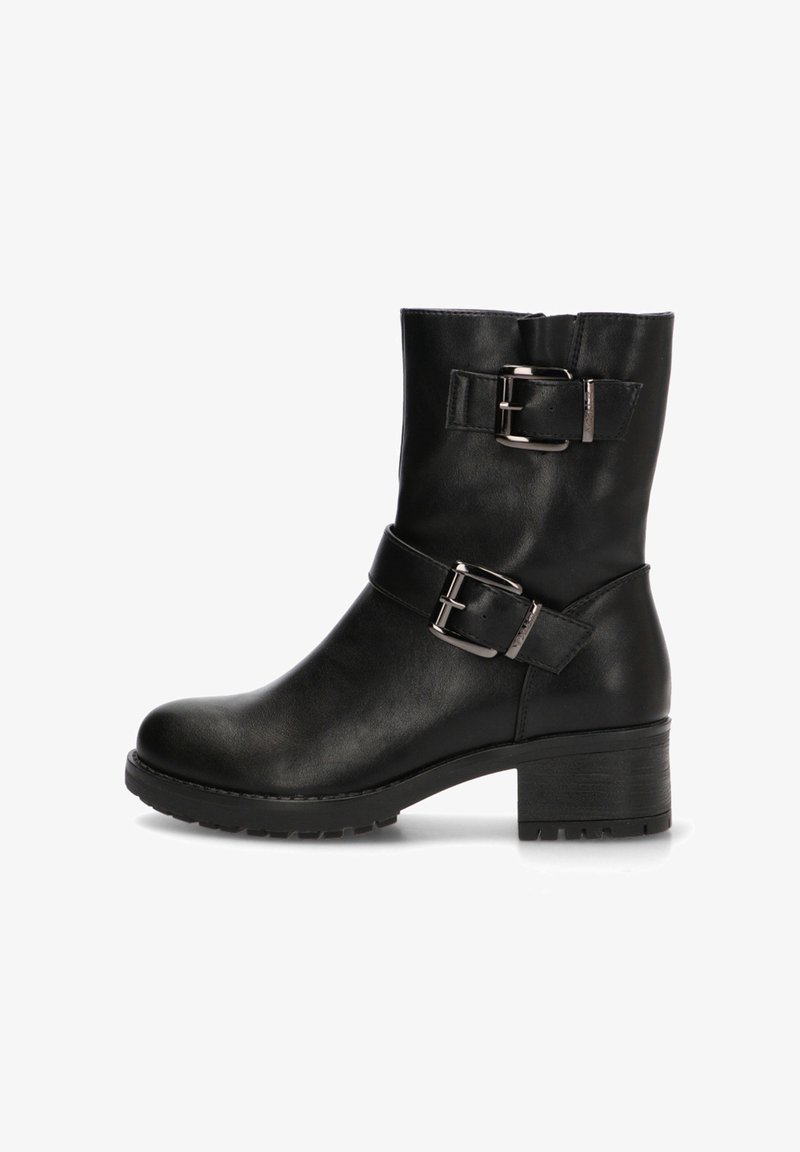 Bota de cuero negro hasta el tobillo con puntera redonda, tacón grueso, presenta dos hebillas metálicas en la correa. Textura suave y diseño simple.