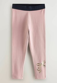 Leggings en coton rose avec une ceinture élastique marine. Présente un design de nœud doré métallique au niveau de la cheville gauche avec le texte "BAKER".