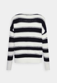 Sweter dzianinowy z poziomymi paskami w kolorze granatowym i białym, z prążkowanymi mankietami i krawędzią oraz luźnym fasonem. Teksturowany wzór dzianiny.