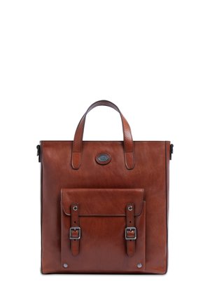 Borsa tote in pelle marrone con doppi manici, tasca frontale con patta assicurata da due cinturini con fibbia e logo ovale sopra la tasca.