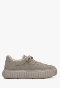 Suède sneakers in lichtbeige met een fluffy voering, ronde neus en dikke, ribbelige zool. Beschikt over tonale veters en een metalen logo-detail.
