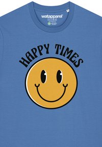Blauwe katoenen T-shirt met een grote gele glimlachende gezicht graphic met zwarte contouren en de tekst "HAPPY TIMES" erboven.