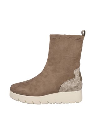 Botas de tobillo taupe de ante, con un panel lateral texturizado, parte superior elástica y una gruesa suela blanca.