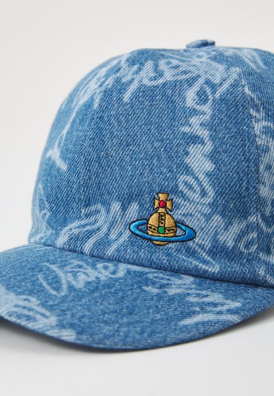 Eine blaue Denim-Mütze mit einem strukturierten, verwitterten Muster und einem aufgestickten goldenen und blauen Logo, das ein Satellitendesign auf der Vorderseite zeigt.